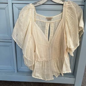 Key hole back. Medium. Flutter sleeve